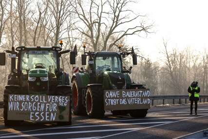 (VIDEO) Blokirano je apsolutno sve: Poljoprivrednicima u Njemačkoj u štrajku se pridružile i željeznice, protest se nastavlja