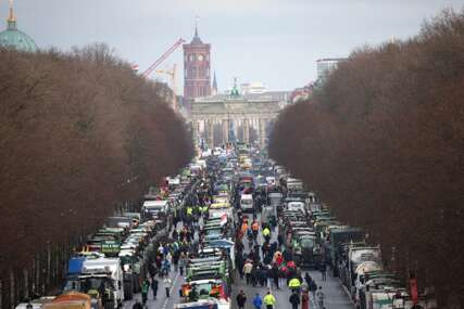 Nastavljen protest poljoprivrednika u Berlinu: Ulicama odjekuju parole, zvuk bubnjeva i gajdi, ljudi od zahtjeva ne odustaju