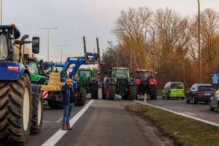 Blokirani putevi u Parizu: Poljoprivrednici na traktorima zauzeli saobraćajnice