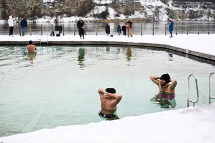 (FOTO) KUPANJE NA -15 U Poljskoj ljudi uživaju u hladnoj vodi, zima im ne smeta