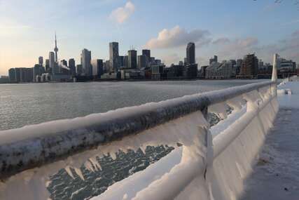 (FOTO) Visok rizik od nastanka promrzlina: Snijeg okovao Kanadu, minusi stvorili ogromne ledenice