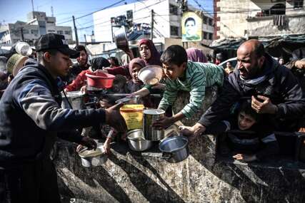 Djeca u Pojasu Gaze čekaju hranu 