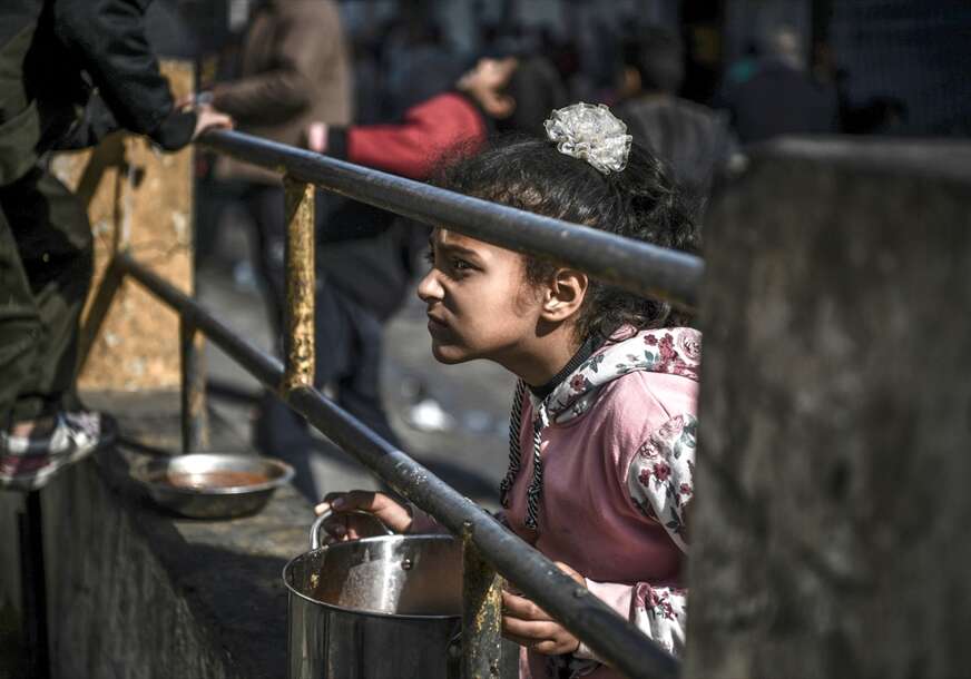 Djeca u Pojasu Gaze čekaju hranu 