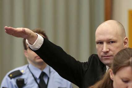 Anders Brejvik i nacistički pozdrav u sudnici