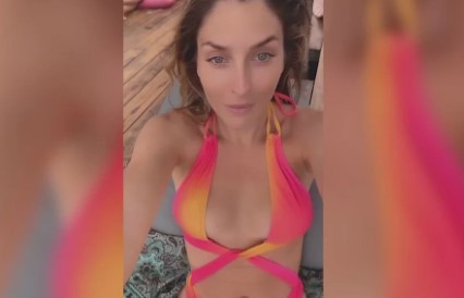 (VIDEO) Dekolte u prvom planu: Anđela Jovanović u kupaćem kostimu gori u januaru