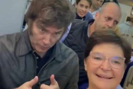 ŠOU U AVIONU Argentinski predsjednik pozirao za selfije s putnicima