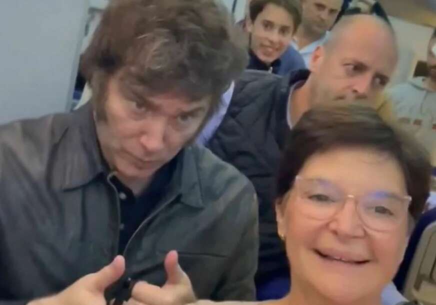 Argentinski predsjednik pozira s putnicima