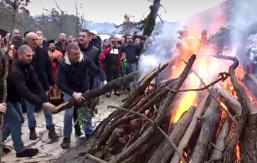 Zapaljen Badnjak na Cetinju