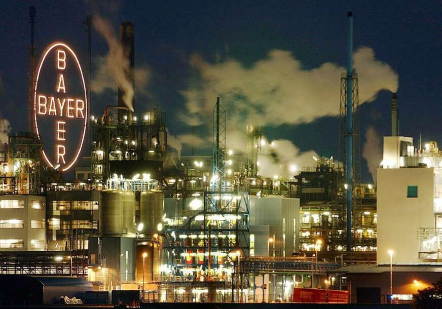Logo kompanije Bayer u Leverkuzenu