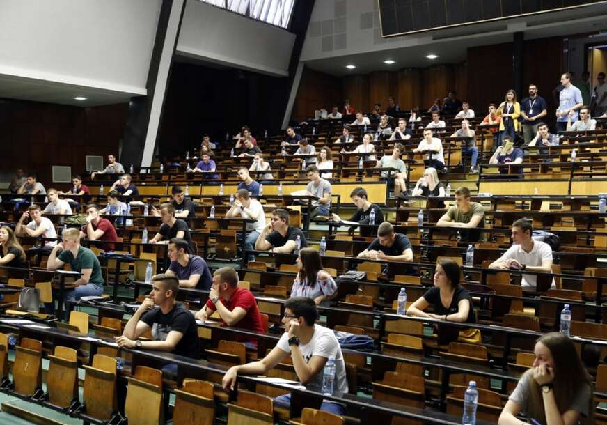 Univerzitet u Beogradu ostaje bez studenata: Mladi hrle na privatne fakultete, a našli su i način da "operu" sumnjive diplome