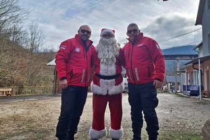 (FOTO) Kakve su samo osmjehe izmamili Djed Mraz i dvojica pripadnika GSS: Prešli 260 km da bi DEVETORO MALIŠANA porodice Mijović dobilo paketiće
