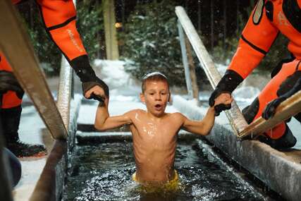 (FOTO) Vjernici zaplivali na minus 50: U Rusiji održano tradicionalno kupanje na Bogojavljenje