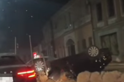 (VIDEO) AUTOMOBIL ZAVRŠIO NA KROVU Teška saobraćajna nesreća u Brčkom