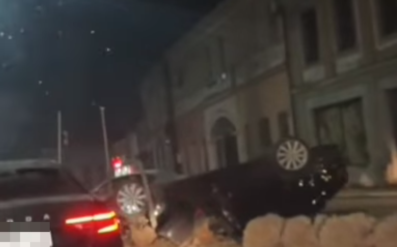 (VIDEO) AUTOMOBIL ZAVRŠIO NA KROVU Teška saobraćajna nesreća u Brčkom