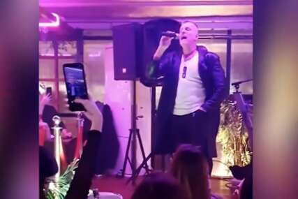(VIDEO) Prvi nastup poslije nesreće: Đorđe David pjevao pred punom kafanom u Makedoniji