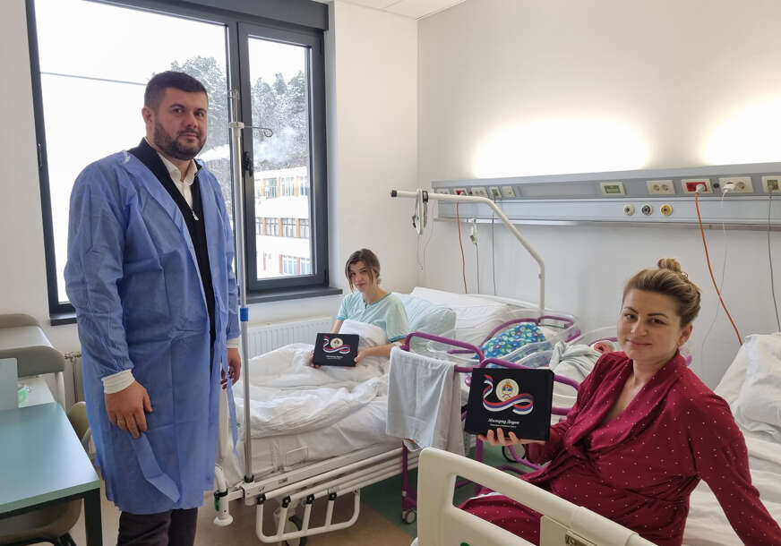 "Čast mi je što u ime predsjednika darujem dva dječaka i djevojčicu rođene 9. januara" Zlatnik za bebe iz Istočnog Sarajeva