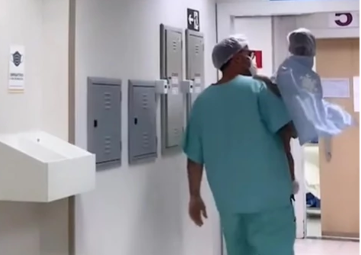 (VIDEO) "Krenule su mi suze" Snimak doktora koji sa djecom ulazi u OPERACIONU SALU rasplakao je mnoge