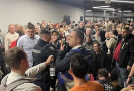 (VIDEO) Novi detalji drame na aerodromu u Beogradu: Putnici u panici skakali niz tobogan