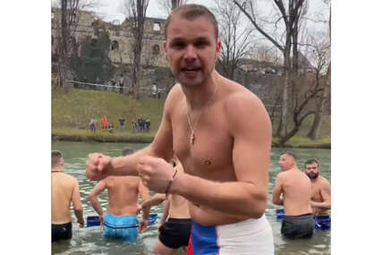 Draško Stanivuković pliva za časni krst