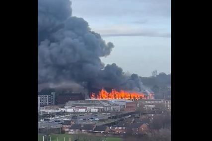 (VIDEO) Ogroman požar u Liverpulu: Vatrogasci strahuju da će se zgrada urušiti, evakuacija ljudi u toku