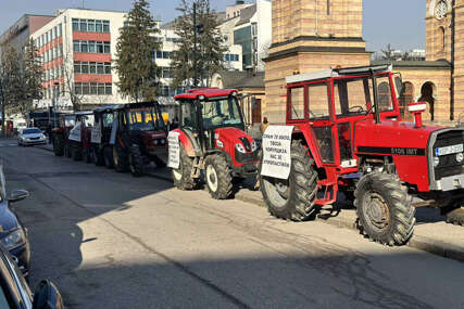(FOTO) Protest ispred Gradske uprave: Traktori na ulicama Banjaluke, poljoprivrednici traže isplatu subvencija