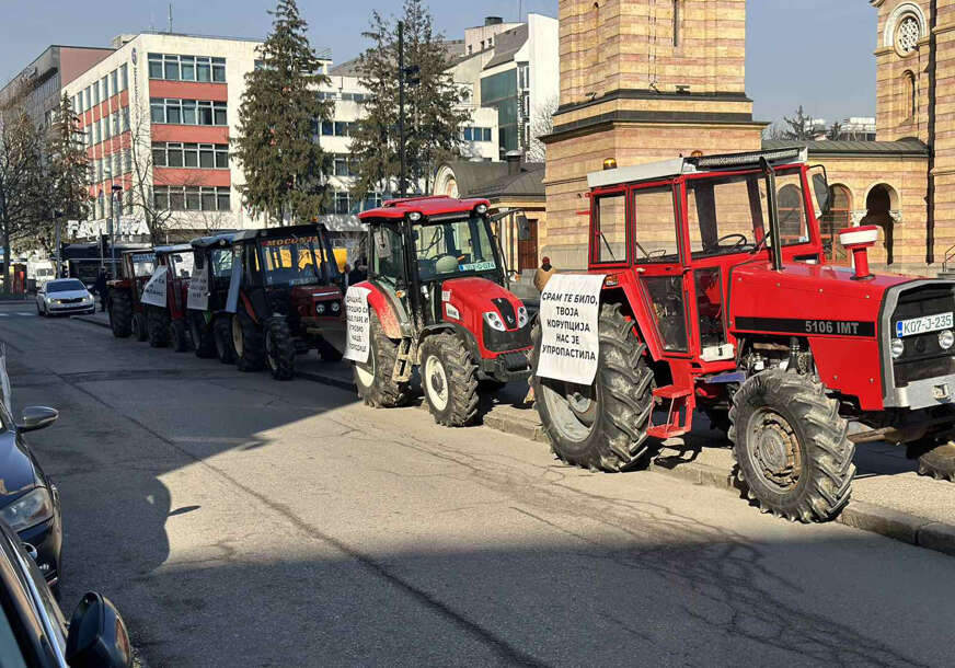 (FOTO) Protest ispred Gradske uprave: Traktori na ulicama Banjaluke, poljoprivrednici traže isplatu subvencija