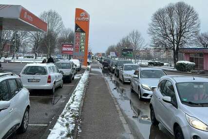 (FOTO) "Kilometar sam prešao za 3,5 sata" Kolona automobila na izlazu iz BiH, prošli praznici i SVI SE VRAĆAJU na posao