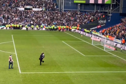 (VIDEO, FOTO) DRAMA U ENGLESKOJ Navijači uletjeli u teren tokom utakmice, intervenisali policajci
