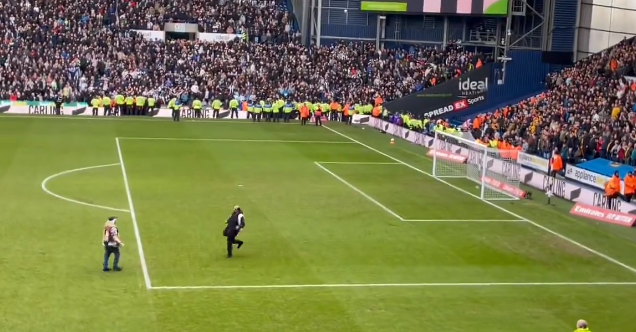 (VIDEO, FOTO) DRAMA U ENGLESKOJ Navijači uletjeli u teren tokom utakmice, intervenisali policajci