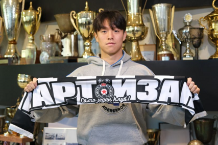 (FOTO) "Najvažnije je da Partizan bude šampion" Najnovije pojačanje crno-bijelih se predstavilo navijačima, otkrio da ima čudan hobi i da je pričao sa Hvangom prije dolaska u Srbiju