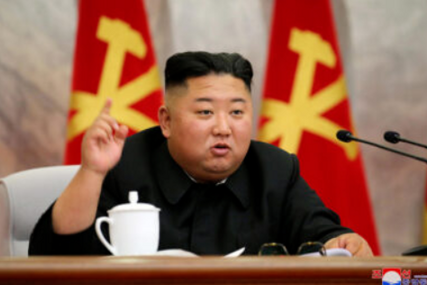 (FOTO) Kim Džong Un nadgledao lansiranje krstarećih raketa sa podmornice: Do cilja su stigle za 7,4 sekundi
