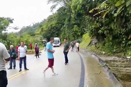 (VIDEO, FOTO) Jezivi prizori iz Kolumbije: Blato i stijene zatrpali ljude, poginulo 18 osoba u odronu planine nakon jakih kiša