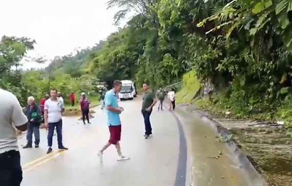 (VIDEO, FOTO) Jezivi prizori iz Kolumbije: Blato i stijene zatrpali ljude, poginulo 18 osoba u odronu planine nakon jakih kiša