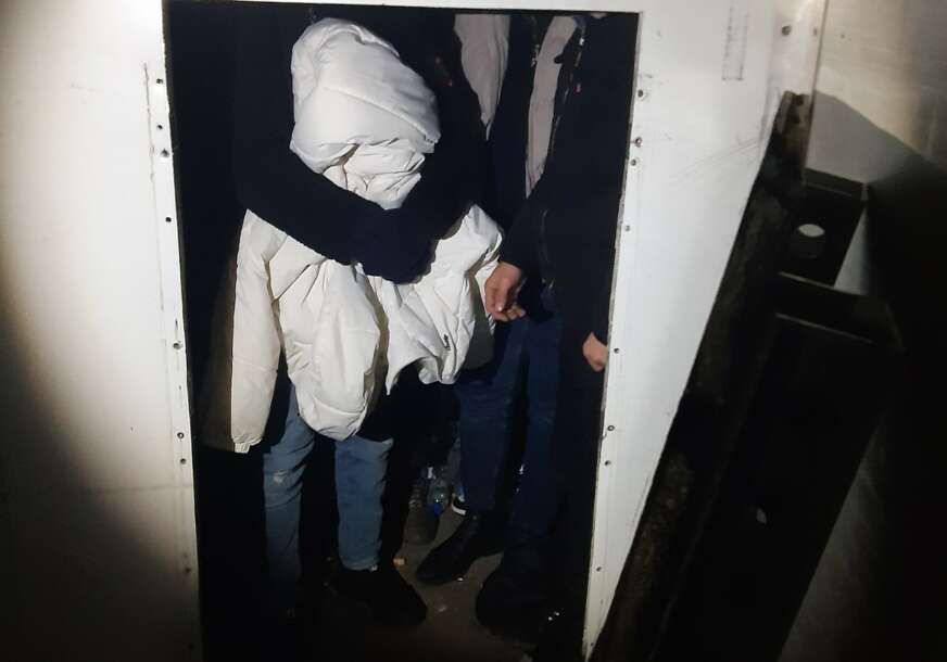 (FOTO) Spriječeno krijumčarenje 27 migranata: Na graničnom prelazu Gradiška uhapšen Litvanac