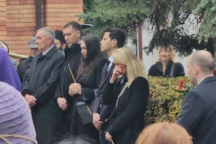Lena Kovačević na majčinoj sahrani 