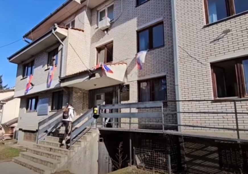 (VIDEO) Postavljena tabla "Republika Kosovo": Zastave Srbije i Ujedinjenih nacija skinute sa zgrade opštine Leposavić