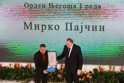 (FOTO) ODLIKOVANJE ZA BAJU Dodik uručio pjevaču Orden Njegoša I reda