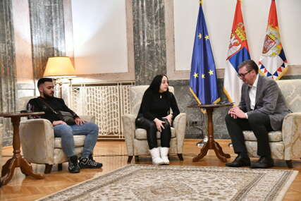 (FOTO) "Hvala za hrabrost, odgovornost, otvorenost i poštenje" Predsjednik Srbije sastao se sa majkom iz Sremske Mitrovice koja je pretrpjela akušersko nasilje