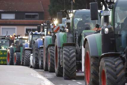 Traktorima krenuli na Šolca: Njemački kancelar otvorio fabriku, policija blokirala glavni prilaz