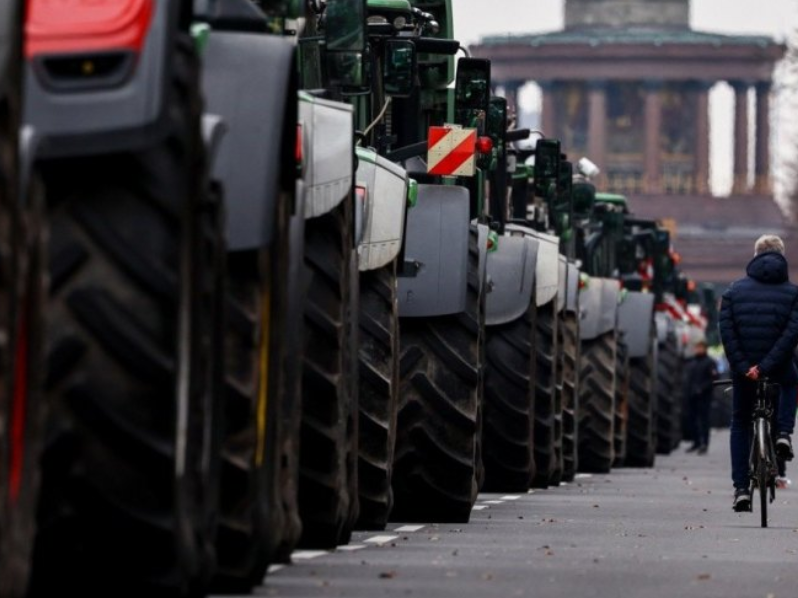 DANAS PALE LOMAČE Zbog protesta poljoprivrednika saobraćaj paralizovan u cijeloj zemlji