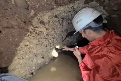 (VIDEO) NIKAD VIĐEN SNIMAK Đoković do koljena u vodi, istražuje misteriozni kamen