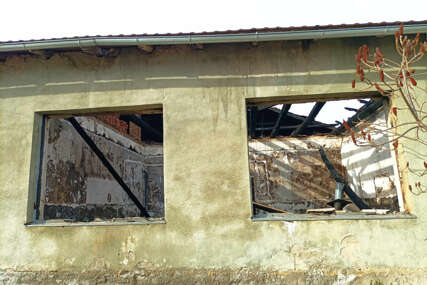 (VIDEO, FOTO) Bez učionice ostala tri đaka: Požar napravio veliku štetu u školi kod Novog Grada