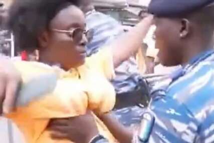 Policija hvata žene za grudi tokom pretresa
