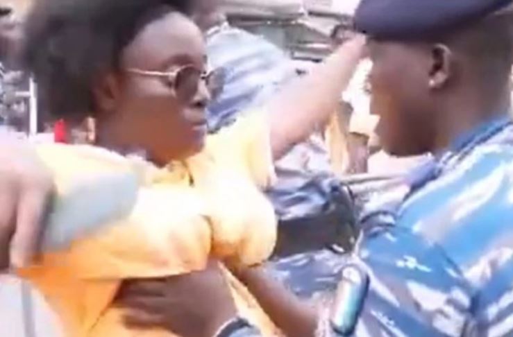 Policija hvata žene za grudi tokom pretresa