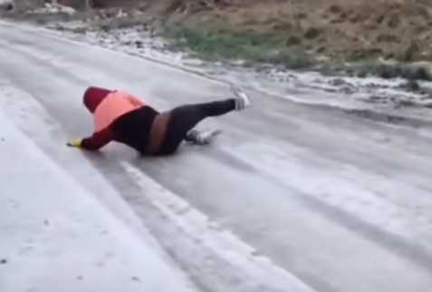 Djevojka pala na ledu