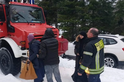 Vozilo se zaglavilo u snijegu: Spasena petočlana porodica, među njima trudnica i dvoje maloljetne djece