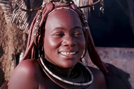 (VIDEO) Najljepše afričko pleme: Žene su lijepe kao boginje i NIKADA SE NE KUPAJU, sakupljaju sastojke za svoje rituale direktno iz prirode