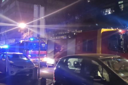 (VIDEO) CRNI DIM KULJA Izbio požar u centru Beograda, cijela ulica blokirana, vatrogasci pretražuju zgradu