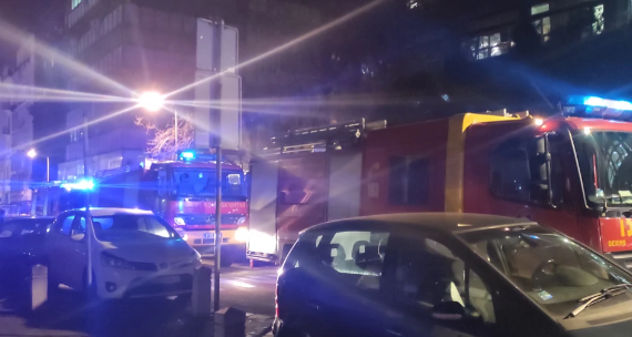 (VIDEO) CRNI DIM KULJA Izbio požar u centru Beograda, cijela ulica blokirana, vatrogasci pretražuju zgradu