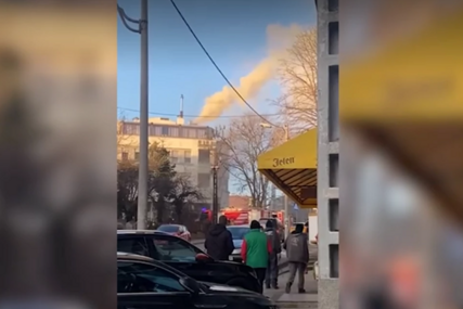 (VIDEO) POŽAR IZAZVALA FRITEZA Zapalila se kuhinja u lokalu na vrhu zgrade, vatrogasci na terenu